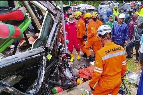 Ít nhất 13 người chết trong vụ tai nạn xe buýt ở Indonesia
