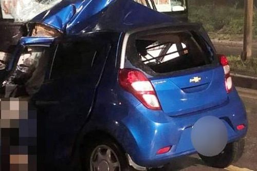 'Đối đầu' xe khách, ô tô con biến dạng hoàn toàn, tài xế tử vong thương tâm