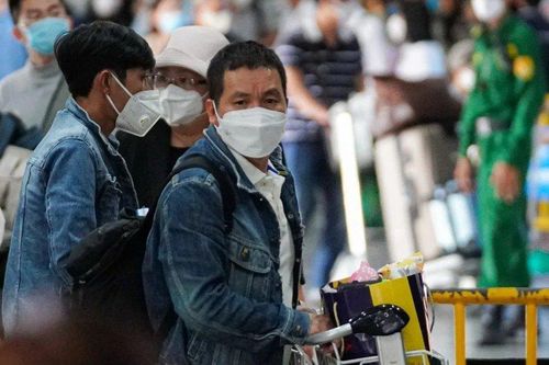 Hết vé ngày, hành khách đổ dồn mua vé bay đêm đến Tân Sơn Nhất