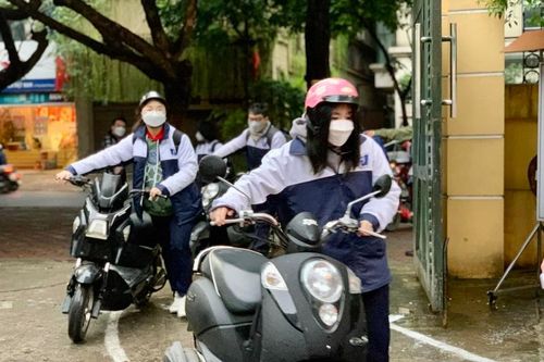 Sáng 8/2, học sinh Hà Nội rộn rã trong ngày vui đến trường