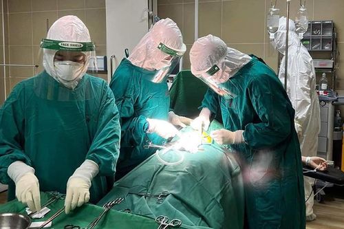 Mổ cấp cứu thành công cho sản phụ bị rau cài răng lược mắc Covid-19