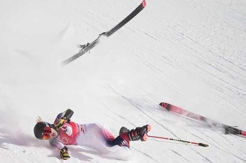 Nữ VĐV trượt tuyết gặp tai nạn kinh hoàng tại Olympic mùa đông