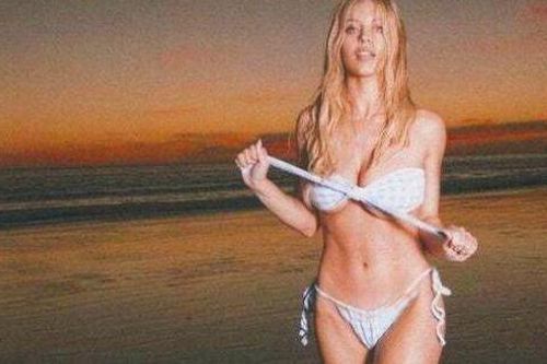 Sao nữ chuyên trị cảnh 18+ phô body nóng bỏng với bikini gây chao đảo