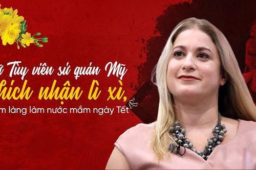 Nữ Tùy viên sứ quán Mỹ thích nhận lì xì, thăm làng làm nước mắm ngày Tết