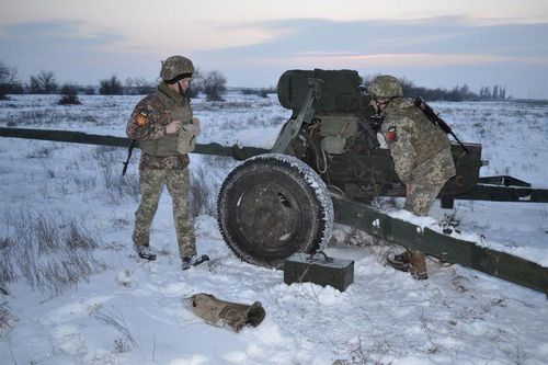Ukraina thông báo tập trận, ông Putin mời cựu lãnh đạo Kiev đến Nga tị nạn
