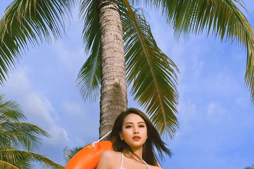 MC Mù Tạt VTV diện nội y gợi cảm bên bờ biển