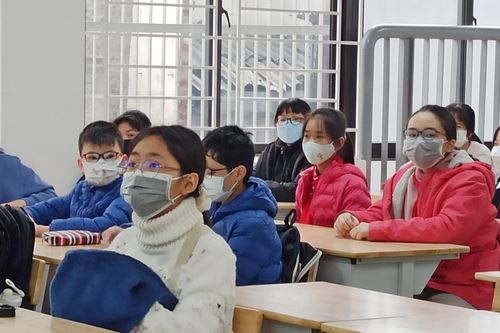 Học sinh, giáo viên Hà Nội hân hoan trở lại trường sau 9 tháng
