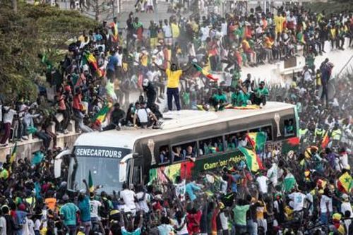 Biển người Senegal đổ ra đường ăn mừng chức vô địch CAN 2021