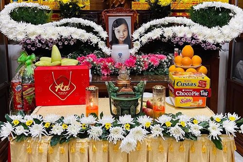 Lễ 49 ngày của bé gái bị 'dì ghẻ' bạo hành đến tử vong: Hơn 10 giờ đêm, mẹ ruột vẫn ngồi cắm hoa cho con