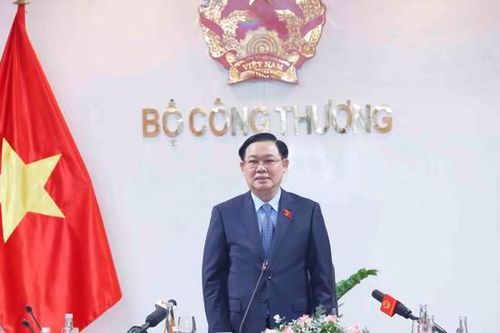 Chủ tịch Quốc hội: Ngành công thương cần lấy người dân và doanh nghiệp làm trung tâm trong mọi quyết sách