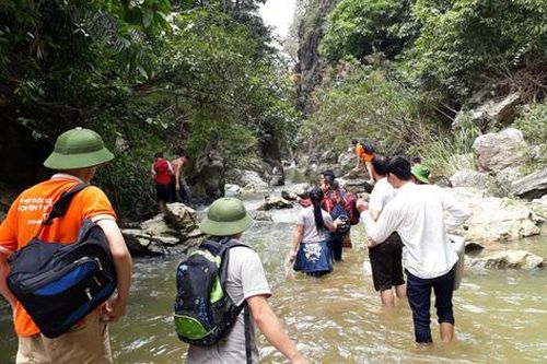 Kỳ bí hang cá thần Văn Nho giữa đại ngàn