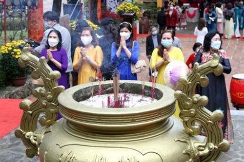 Du khách viếng đền Huyền Trân Công chúa đầu xuân
