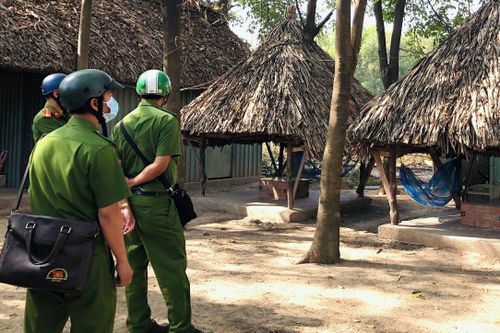 Cảnh sát hóa trang để bắt kẻ trốn lệnh truy nã ở quán cà phê