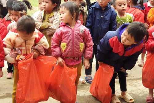 Gom bánh kẹo dư sau Tết tặng trẻ em vùng cao