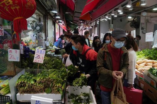 Hong Kong ban bố biện pháp phòng dịch mới, dân đổ xô tích trữ thức ăn