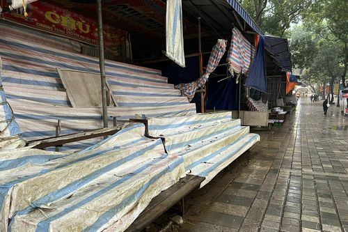 Khoảng lặng ở mùa lễ không có hội