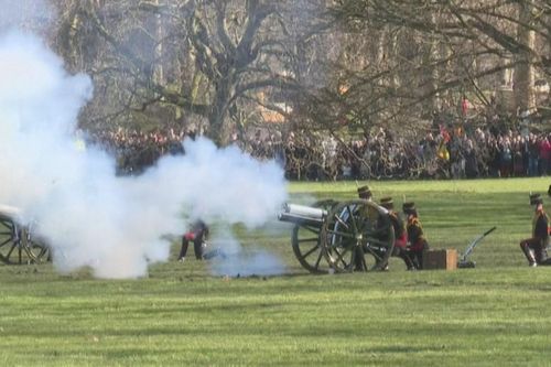 Anh bắn đại bác mừng 70 năm trị vì của Nữ hoàng Elizabeth II