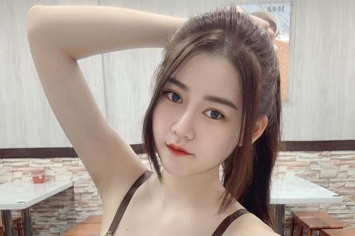 Nàng hot girl bán súp gà diện đồ bốc lửa khoe dáng nuột