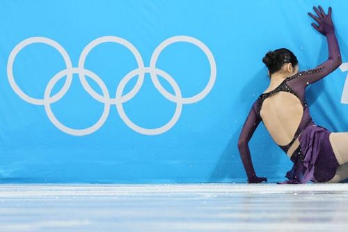Olympic mùa đông: Người đẹp gặp nạn, siêu sao bị trượt 'vỏ chuối'
