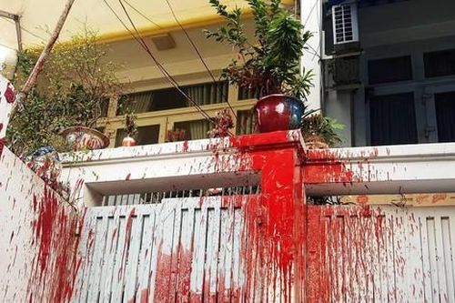 Khởi tố nhóm đối tượng 'khủng bố' nhà con nợ bằng thuốc trừ sâu, chất bẩn