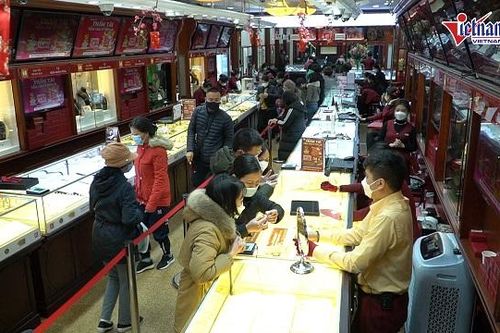 Hy hữu giá vàng giảm mạnh trước ngày thần tài, người dân đổ xô đi mua sớm