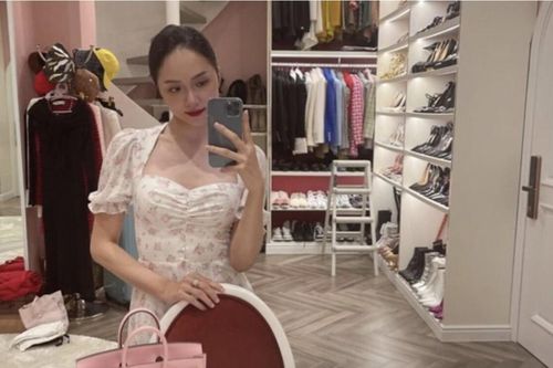 Họp hành đầu năm, 'tổng tài' Hương Giang tiện tay khoe túi xách nửa tỷ, nhẫn kim cương nặng trĩu