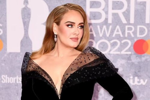 Rộ nghi vấn Adele đính hôn khi đeo nhẫn kim cương trên thảm đỏ Brit Awards