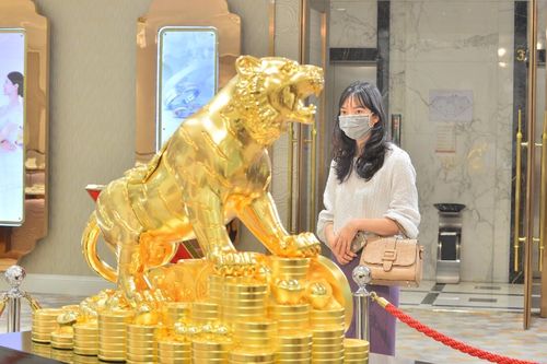 Dân Hà Nội chen nhau đi mua vàng trước ngày vía Thần Tài, một cửa hàng tung 'siêu phẩm' nặng 46kg