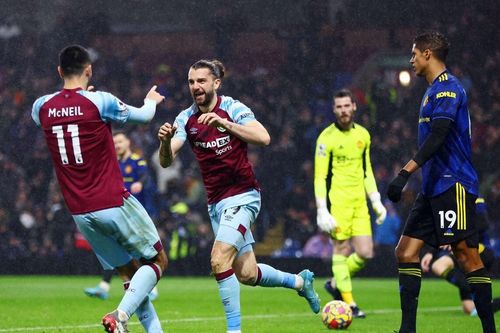 Phung phí cơ hội, MU bị Burnley níu chân