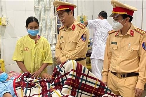 Cục CSGT thăm hỏi gia đình các nạn nhân trong vụ tai nạn tại Gia Lai