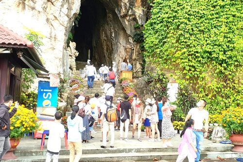 Du khách nườm nượp đổ về miền Trung, ngành du lịch bội thu dịp Tết
