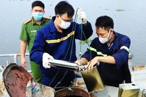 Lật tẩy chiêu 'phù phép' 200 triệu lít xăng lậu màu trắng thành màu vàng