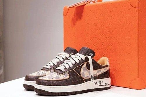Đôi giày được bán với giá hơn 350.000 USD