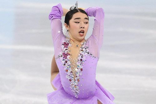 Hoa khôi trượt băng mặc váy mẹ may ở Olympic