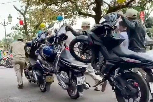 Hàng dài xe máy bị kéo khỏi phố cổ Hội An vì đỗ sai quy định