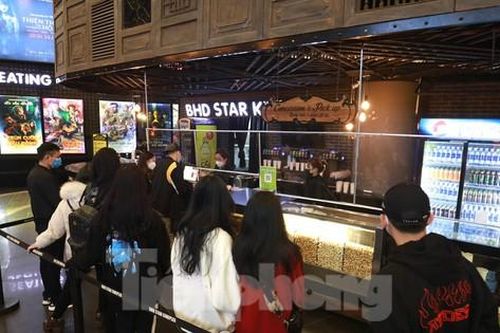 Giới trẻ tấp nập đi xem phim bom tấn trong ngày đầu rạp mở cửa trở lại