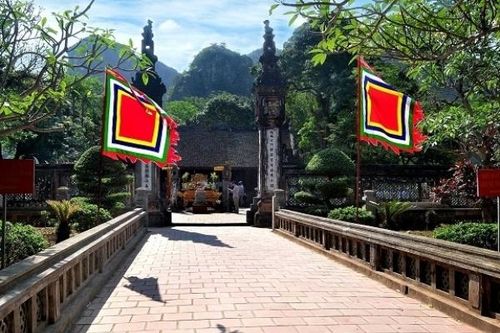Đầu năm chiêm bái những ngôi đền, chùa nổi tiếng linh thiêng ở Ninh Bình