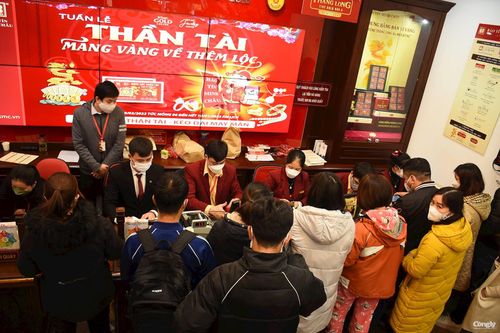 Người dân xếp hàng mua vàng ngày vía Thần Tài