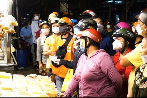 TP.HCM: Dân xếp hàng dài mua heo quay cúng vía Thần Tài