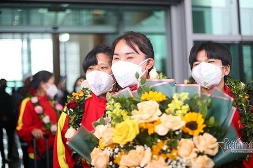 Hạ cánh tại Nội Bài, HLV Mai Đức Chung và học trò chia sẻ xúc động