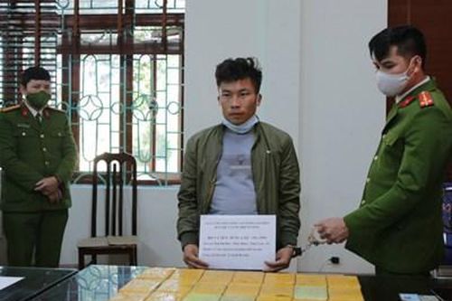 Nhận 21 bánh heroin tại nhà để vận chuyển xuyên Tây Bắc