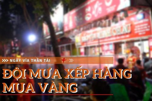 Người dân đội mưa từ sớm đi mua vàng trong ngày vía Thần Tài