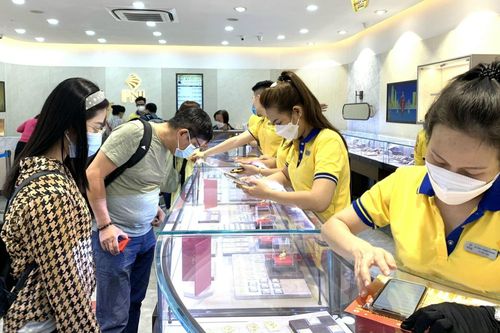 Nhộn nhịp mua vàng cầu may ngày vía Thần Tài ở TP Hồ Chí Minh