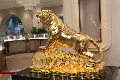 Cận cảnh 'Kim Dần Vương Bảo' chế tác từ 1.226 lượng vàng 9,999 trong ngày Vía Thần Tài