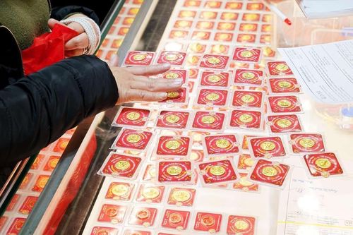 Giá vàng SJC giảm dù sức mua ngày vía Thần Tài tăng mạnh