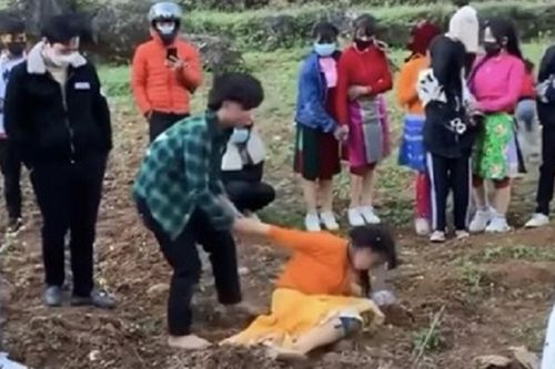 Nam sinh lớp 10 'bắt vợ' dọc đường du xuân nói gì tại trụ sở cơ quan chức năng?