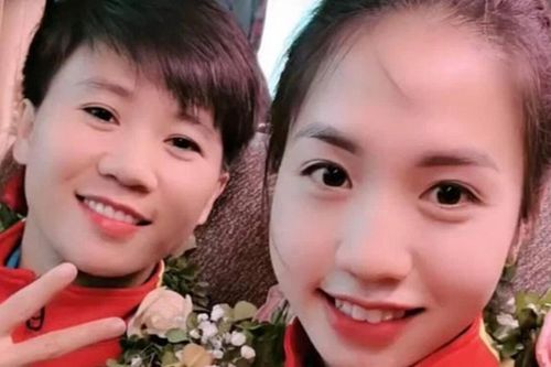 ĐT nữ Việt Nam trở về nước, nhan sắc của hotgirl 2k chiếm trọn spotlight