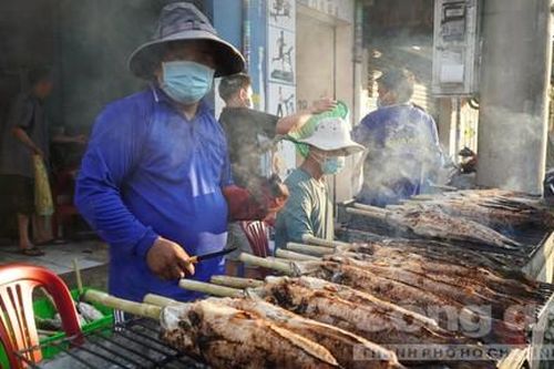 Phố cá lóc nướng ở Sài Gòn nhộn nhịp ngày 'vía' Thần Tài