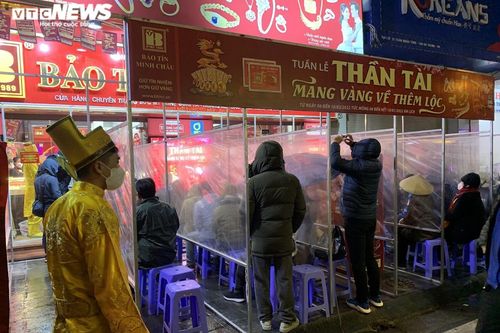 Đội mưa, vật vờ xếp hàng từ 3h sáng để mua vàng ngày vía Thần Tài