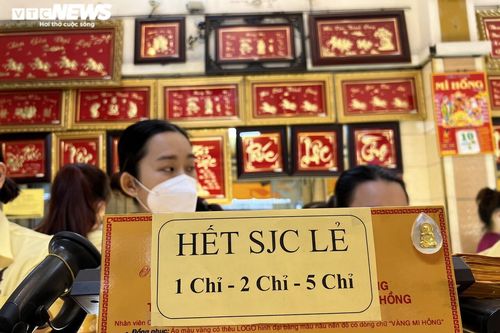 Hơn 7h sáng ngày vía Thần Tài, tiệm vàng ở TP.HCM thông báo hết hàng